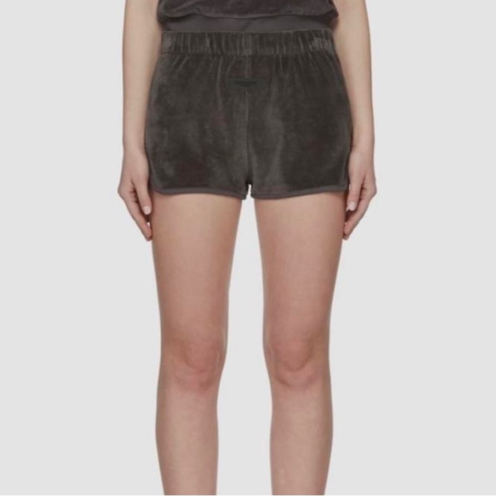 essentials shorts - Picture 3 of 4